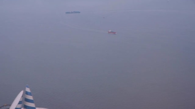 从飞往羽田机场的飞机降落前的海景