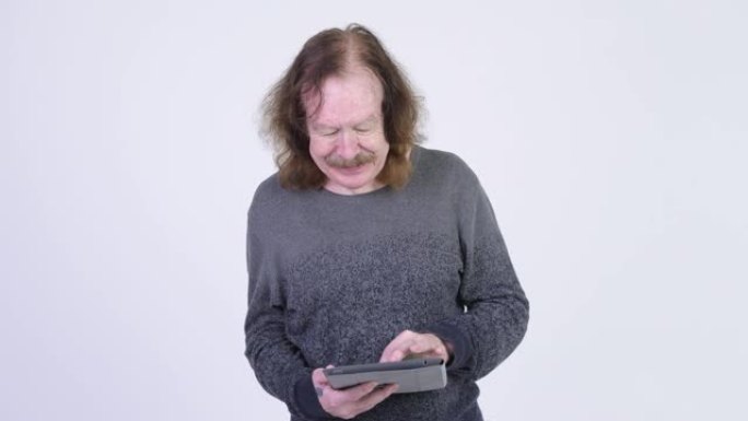使用数字平板电脑的长发和胡须的高级男子