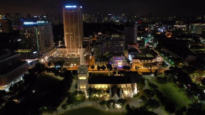 夜景照亮了新加坡市中心著名的大教堂，4k航拍全景