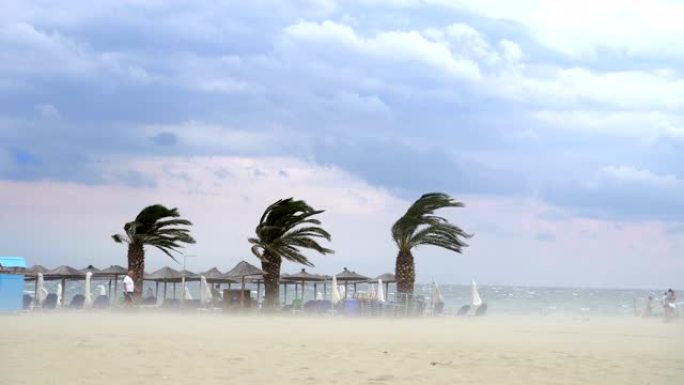飓风即将袭击这个加勒比海海滩小屋。海洋在肆虐，天空显示出热带风暴，因为自然的力量得到了展示。海浪在岸