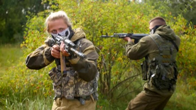 俄罗斯加里宁格勒——2019年8月:激光枪战游戏。士兵们的目标。男人在森林里玩软球。戒严。中景镜头。