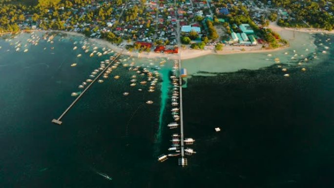 城市将军Luna在Siargao海岸，有码头，港口和旅游船。带船的码头