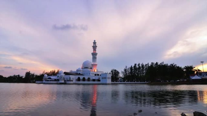 马来西亚浮动清真寺的时间流逝，在令人惊叹的日出背景下反射在湖上。