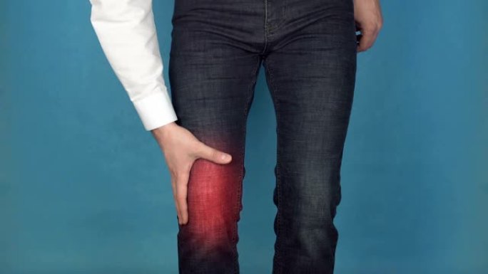 一名男子紧贴膝盖酸痛，膝盖疼痛和炎症，滑囊炎和骨关节炎的概念，关节成形术，生物技术