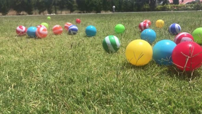 草地上散落的塑料球