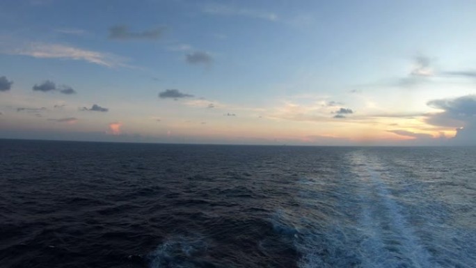 海上船后的日落