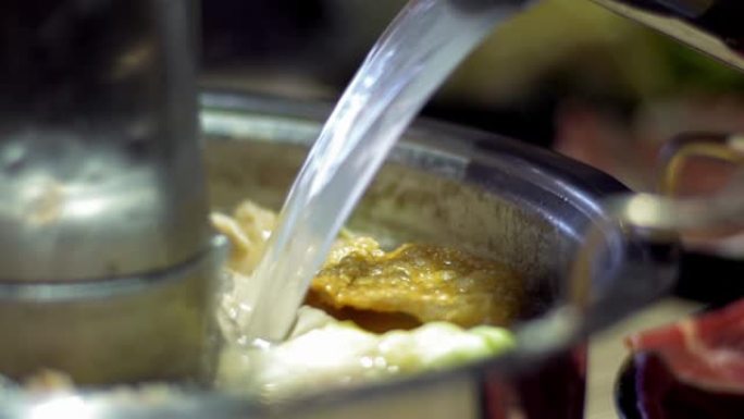 传统北京火锅加汤的慢动作。中国著名食品