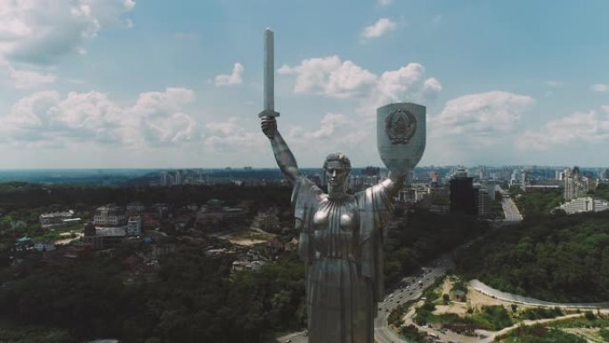 乌克兰基辅第聂伯河岸边的祖国不锈钢雕塑。