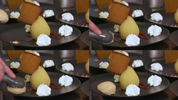 梨甜点和装饰用鲜奶油、冰淇淋和盘子里的蛋糕-特写视图-烹饪概念