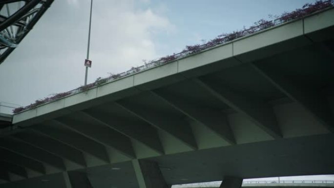 从新加坡河上的一艘船上拍摄的Helix Bridge和Singapore Flyer