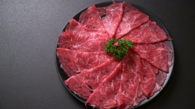 新鲜牛肉生切片，大理石纹理