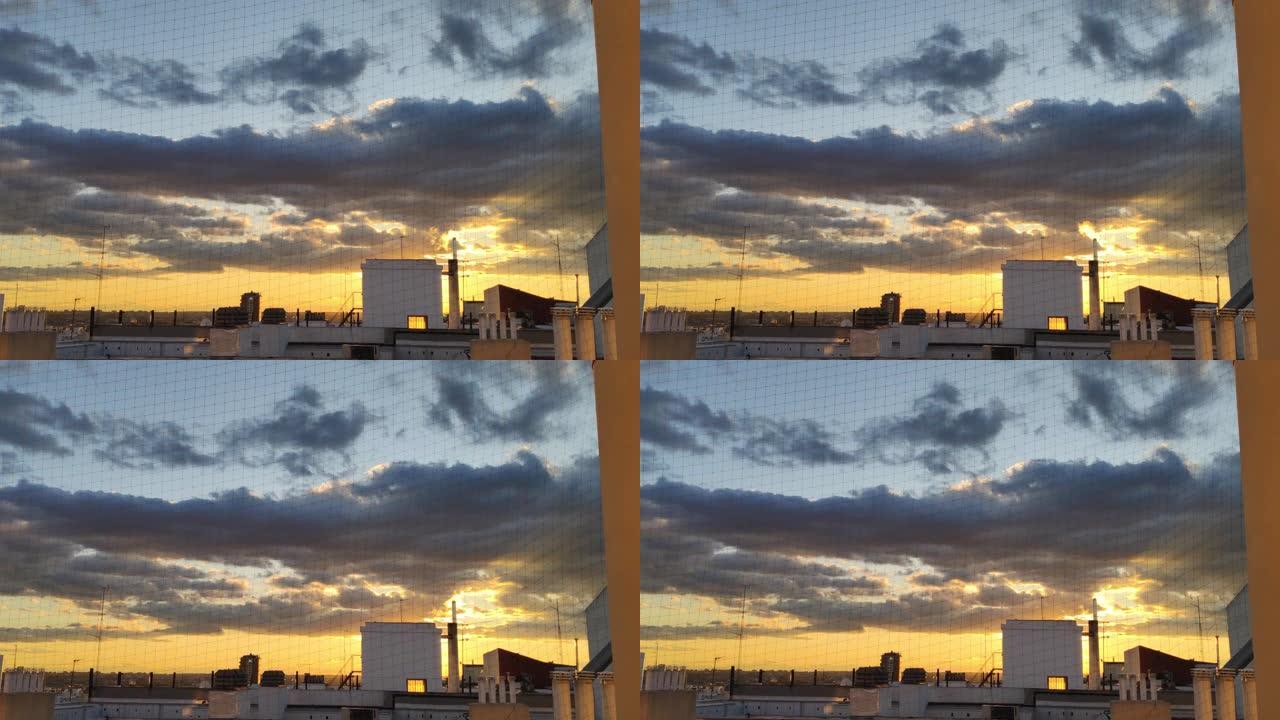 冬天日落时分的马德里屋顶，烟囱冒烟