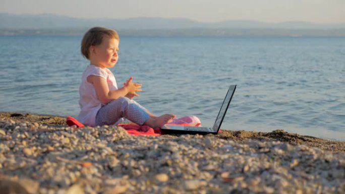 小女孩坐在海边拿着笔记本。工作和假期相结合的新一代人。创造力和学校教育。教育的进化和革命。成功的自由