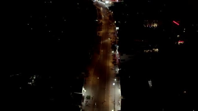 夜间城市生活，汽车和自行车在越南沥青路面上的交通全高清无人机拍摄
