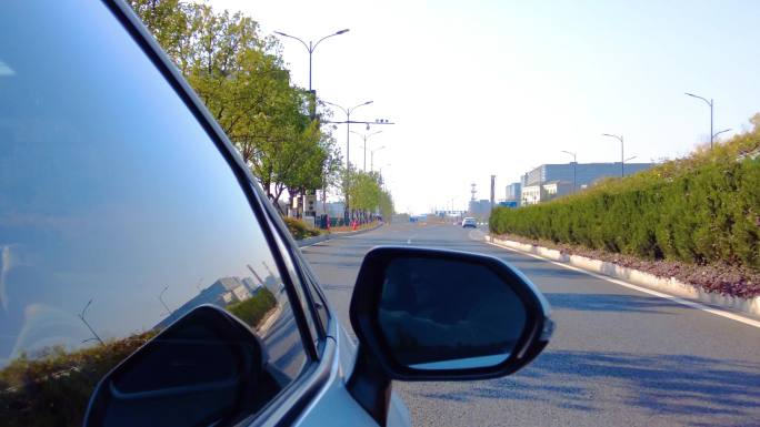 城市汽车窗外的风景后视镜视角