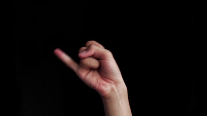 白种人的手孤立在黑色上，并显示asl (美国手语) 的字母符号。