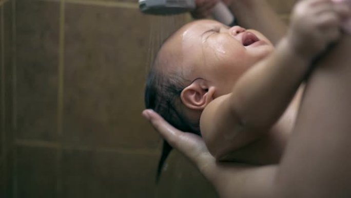 亚洲女婴洗澡洗头。