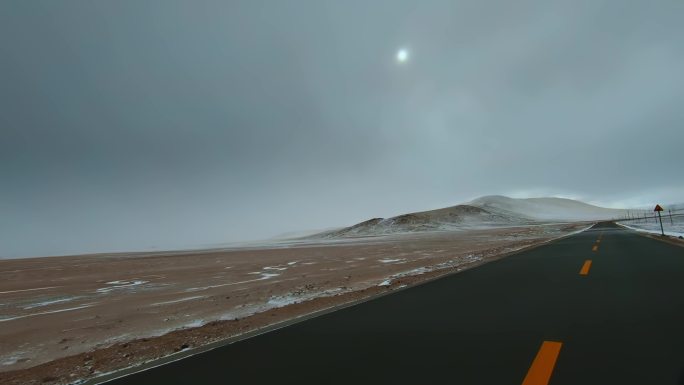 西藏旅游317国道车窗外云雾雪原