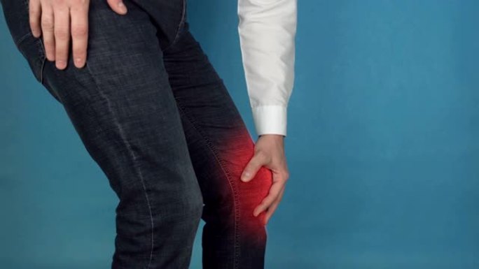 男性上班族手持红色酸痛膝关节和关节炎概念，办公室疾病，淋病
