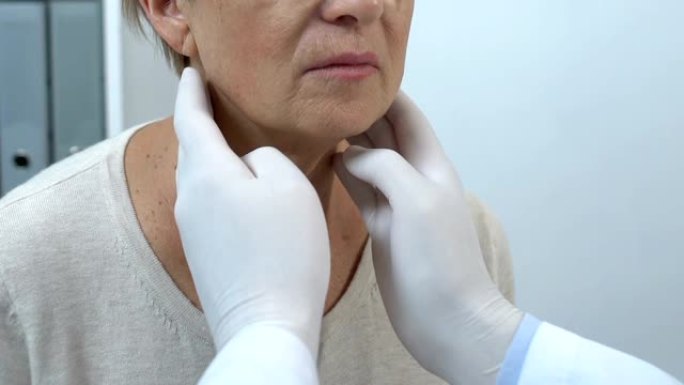 肿瘤学家检查老年女性淋巴腺，咽喉癌的风险，健康