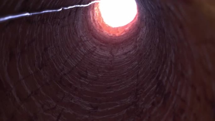 在南澳大利亚Coober Pedy的一个采矿隧道中使用紫外线发现了蛋白石静脉。