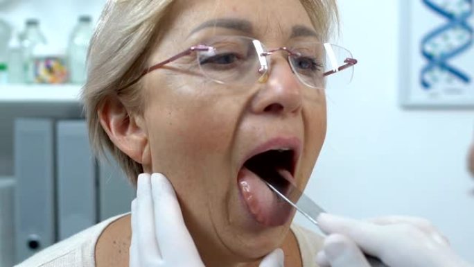 耳鼻喉科医生检查老年女性咽喉、心绞痛症状及治疗