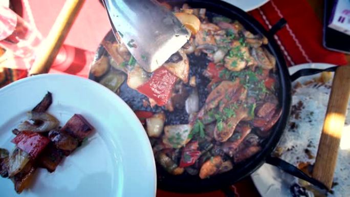 保加利亚名菜-陶瓷锅中的肉类和混合蔬菜以及背景中的传统装饰