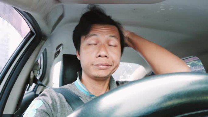 年轻无聊的亚洲男子开车堵车