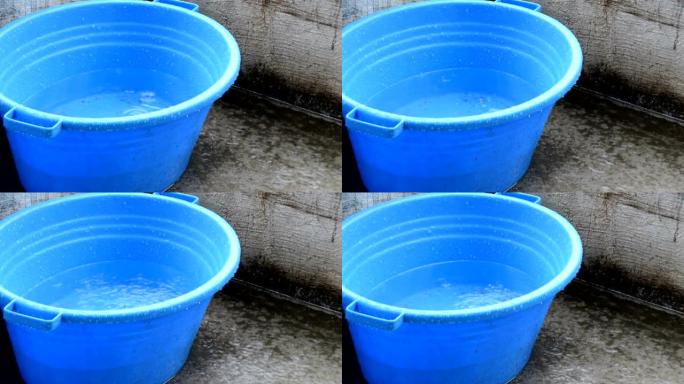 蓝色塑料洗手盆收集雨水