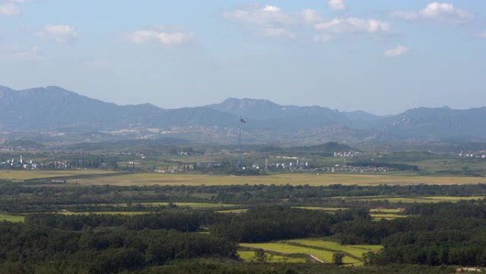 机井洞是朝鲜与韩国边境附近的一个村庄，那里悬挂着巨大的朝鲜国旗