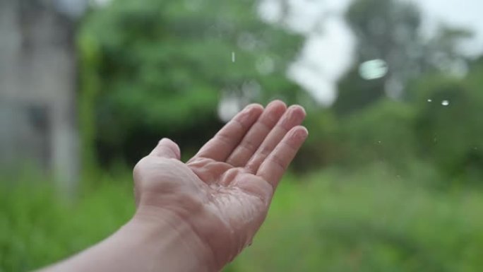 雨滴水滴流入手中