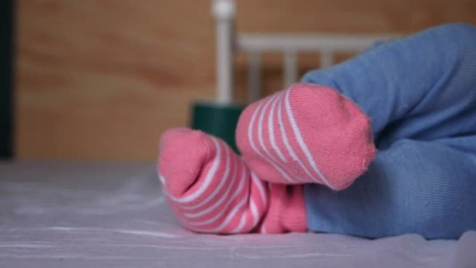 新生儿脚上的粉红色婴儿袜