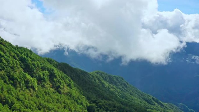 全景图，无人机飞向美丽的合欢山，合欢山，在台湾中部山脉，与云海，鸟瞰。