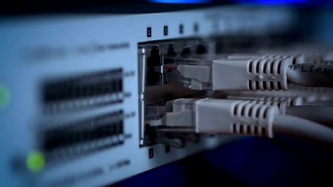 数据中心中的以太网服务器交换机通过以太网发送和接收数据。网络服务器交换机上的灯和连接电缆Lan rj