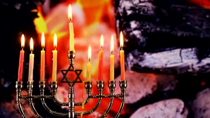 犹太节日光明节与烛台传统燃烧蜡烛美丽的火在壁炉里燃烧