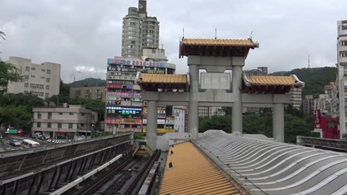 台北北投红线地铁站门口排帆的4k视图。