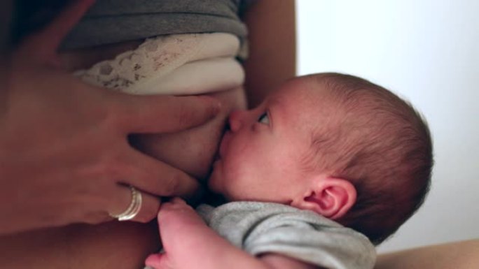 新生婴儿婴儿在生命的第一周晚上母乳喂养