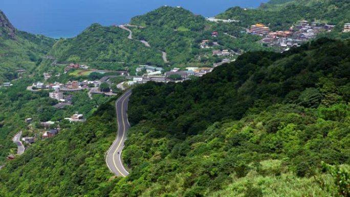 4K，摩托车行驶在基隆森林的山路上。景观