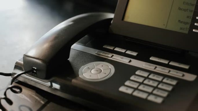 在家中或商务办公室使用座机传真电话进行呼叫。