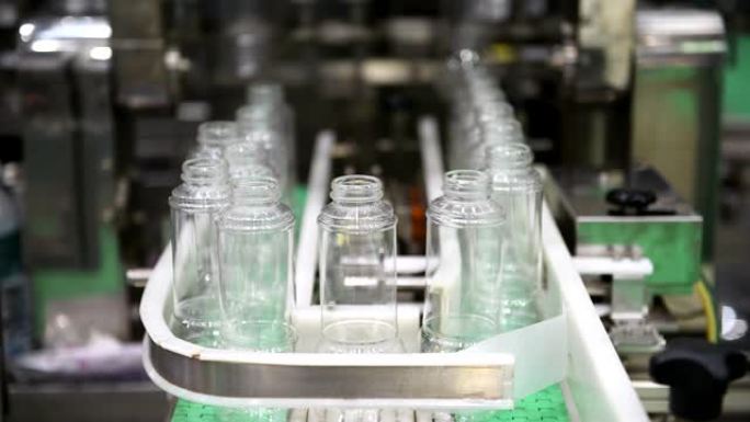 玻璃瓶在工业自动化输送系统上转移