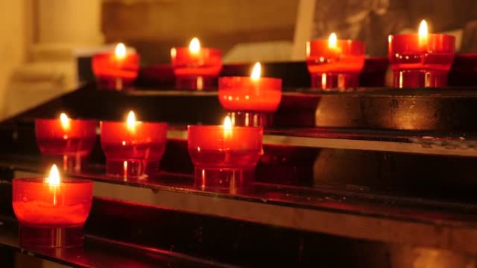 蜡烛架上的许多红色基督教祈祷奉献蜡烛4K