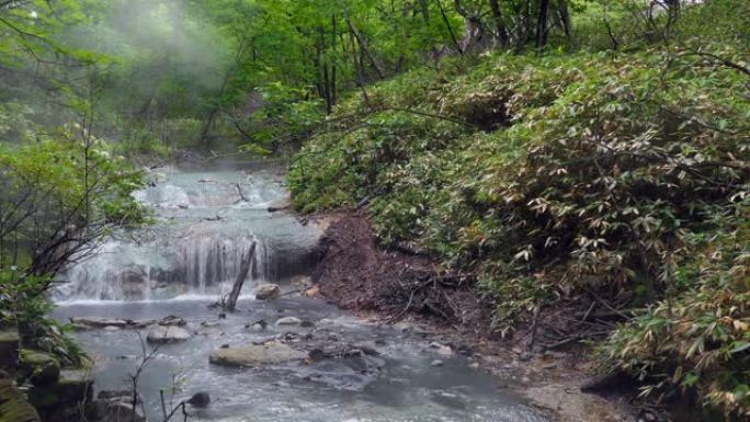 日本北海道登别的地狱谷或地狱谷附近的河