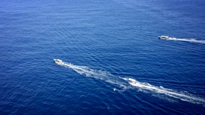 三艘船一起高速航行的鸟瞰图。努沙佩尼达，巴厘岛-印度尼西亚