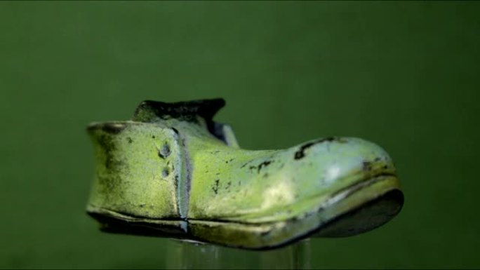 破旧的绿色靴子
