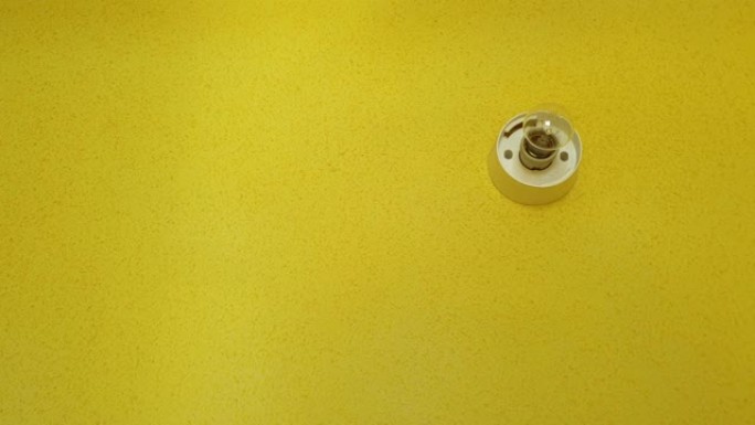 黄色墙上的灯。入口处的灯泡。墙上的灯泡。