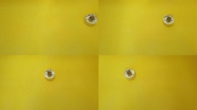 黄色墙上的灯。入口处的灯泡。墙上的灯泡。