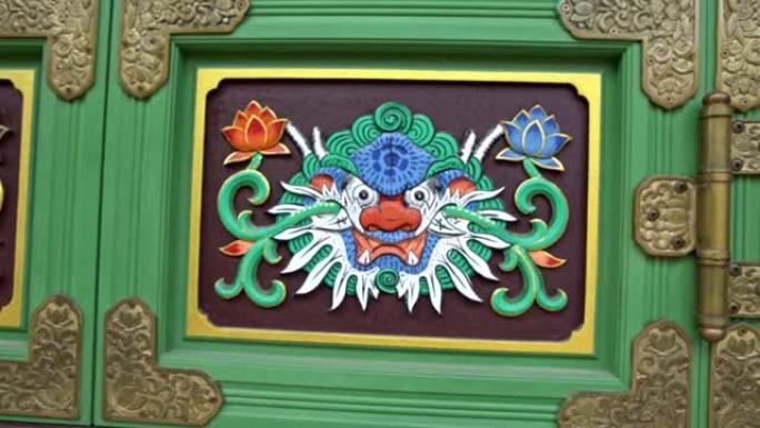 装饰寺庙门的4k美丽花卉格子和怪物纳威