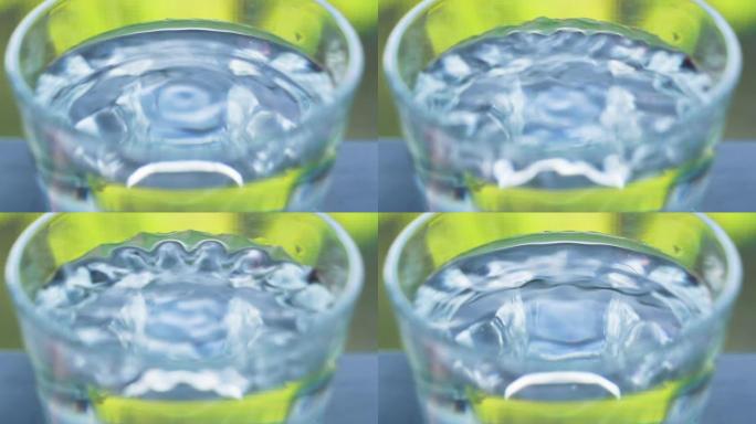 玻璃杯中水的振动特写。