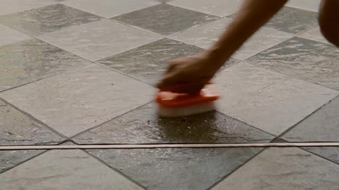 清洁瓷砖地板。
