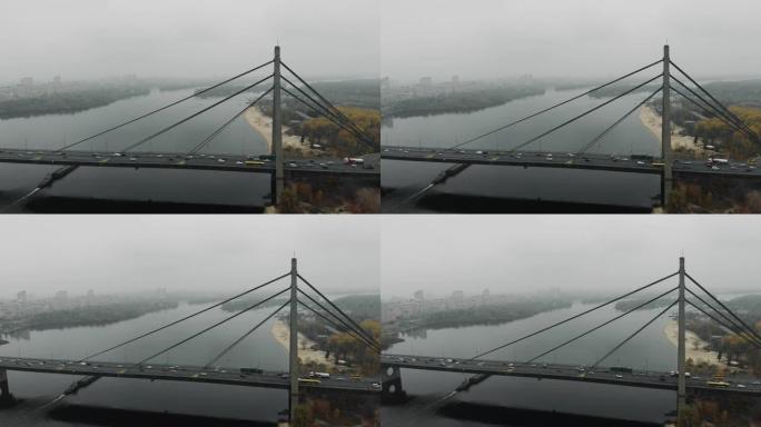 带有汽车交通的混凝土桥结合了大都市的两侧。大灰色桥，在市区的河上有汽车，空中无人机